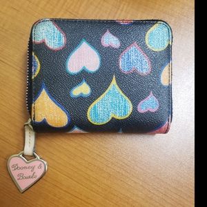 💞Dooney and Bourke small zip wallet💞